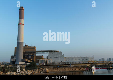 La lettura di Power Station è una naturale alimentati a gas con stazione di alimentazione alimentazione elettrica al Tel Aviv quartiere centrale di Israele. Foto Stock