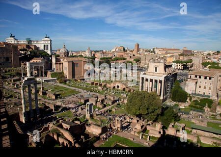 Roma, Foro Romano, panoramica, colonne del tempio di Castore e Polluce sulla sinistra, il Tempio di Antonino e Faustina sulla destra Foto Stock