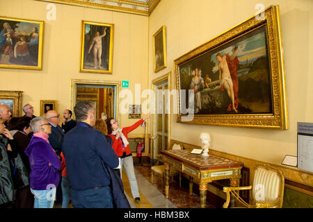 Roma, Villa Borghese, il museo e la galleria, guida che mostra i turisti Tiziano del dipinto: Sacro e Profano amore, 1514 Foto Stock