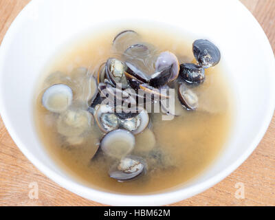 Giapponese zuppa di miso in una ciotola bianca e gli ingredienti in un  cucchiaio su una tavola di close-up orizzontale Foto stock - Alamy