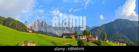 Alpine, alpi, sfondo, bella chiesa, dolomite Dolomite, famoso,l'Italia, Foto Stock