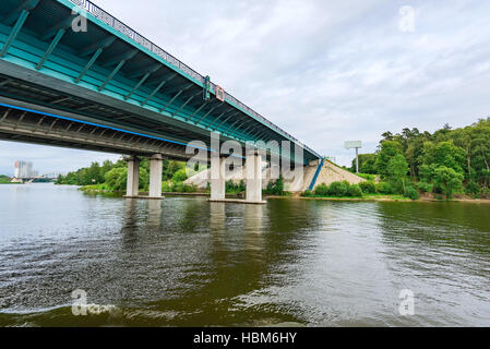 Ponte stradale sul fiume Foto Stock