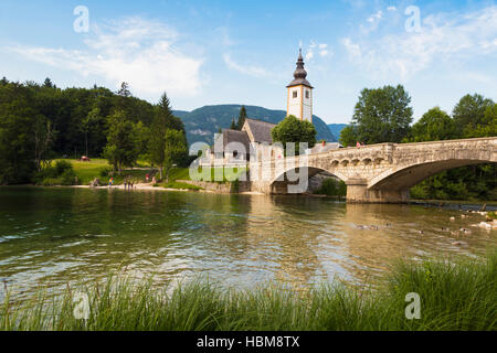 Il Parco Nazionale del Triglav, Alta Carniola, Slovenia. La chiesa di San Giovanni (Cerkev sv Janeza) presso il villaggio di Ribcev Laz, all'estremità orientale del lago di B Foto Stock