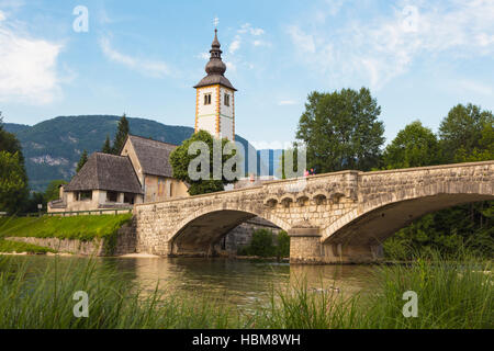 Il Parco Nazionale del Triglav, Alta Carniola, Slovenia. La chiesa di San Giovanni (Cerkev sv Janeza) presso il villaggio di Ribcev Laz, all'estremità orientale del lago di B Foto Stock