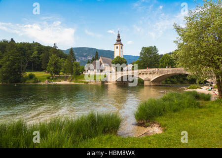 Il Parco Nazionale del Triglav, Alta Carniola, Slovenia. La chiesa di San Giovanni (Cerkev sv Janeza) presso il villaggio di Ribcev Laz, all'estremità orientale del lago di B Foto Stock