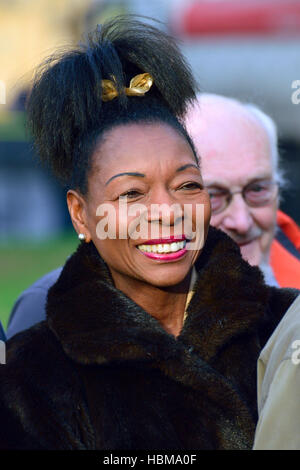 Floella Benjamin / La Baronessa Benjamin (LibDem), ex bambini presentatore TV, a un evento su College Green, Westminster.... Foto Stock