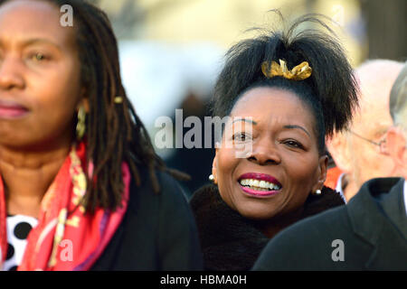 Floella Benjamin / La Baronessa Benjamin (LibDem), ex bambini presentatore TV, a un evento su College Green, Westminster.... Foto Stock