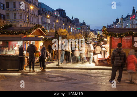 Mercatino di Natale in piazza San Venceslao al crepuscolo, Praga, Repubblica Ceca Foto Stock