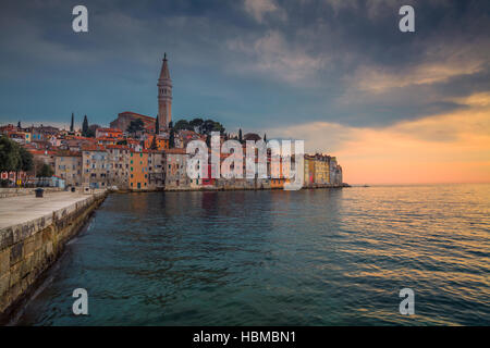 Rovigno. Splendida e romantica città vecchia di Rovigno durante il tramonto,penisola istriana,croazia,l'Europa. Foto Stock