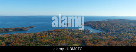 Ampia vista di Camden Maine da Mt. Battie nel tardo autunno. Foto Stock