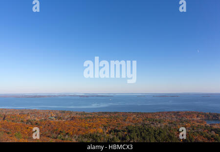 Vista in lontananza delle isole vicine dalla sommità del Mt. Battie in Camden Maine tardo autunno. Foto Stock