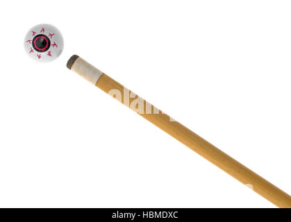 Un giocattolo di plastica eyeball isolato su uno sfondo bianco con un pool cue pronto per colpire la palla. Foto Stock