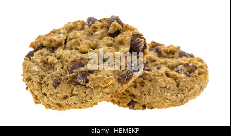 Due fiocchi d'avena biscotti con scaglie di cioccolato isolato su uno sfondo bianco. Foto Stock