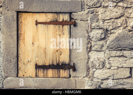 Trappola di legno porta con cerniere arrugginito Foto Stock