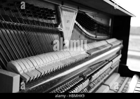 Vecchio pianoforte all'interno Foto Stock