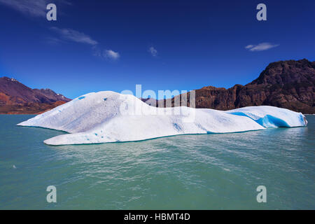 Enormi iceberg in acque color smeraldo Foto Stock