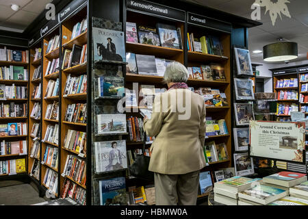 Ai clienti di navigare in un Waterstones Bookshop. Foto Stock