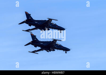 BAE Systems Hawk Mk.T2 jet trainer aeromobili battenti di basso livello sopra la spiaggia di airshow di Southport Foto Stock