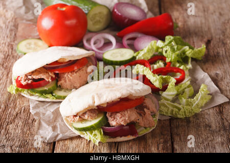 Pita con tonno e verdure vicino sul tavolo. Posizione orizzontale Foto Stock