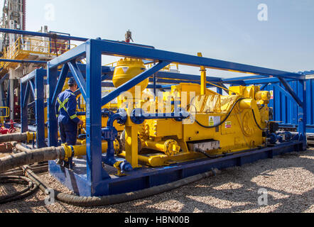 Weir alta pressione pompe fracking a risorse Cuadrilla attrezzatura di perforazione al gas di scisto sito di perforazione, Weir offre il primo servizio continuo frac pompa che è l'industria di prima ad alta potenza pompa frac progettato per l'uso continuo dei la pressione di pompaggio. Blackpool, Lancashire, Regno Unito Foto Stock