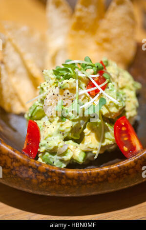 Di avocado e insalata di gamberetti Foto Stock