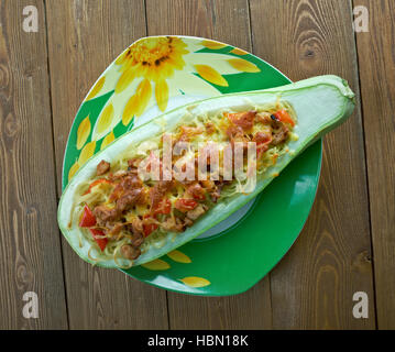 Pesto ripieni di pollo spaghetti Squash Foto Stock