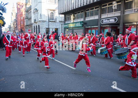 Batteristi Katumba al 2016 Santa 2016 Santa Dash in Liverpool che ha rotto il record del mondo per numero di partecipanti Babbo Natale. Foto Stock