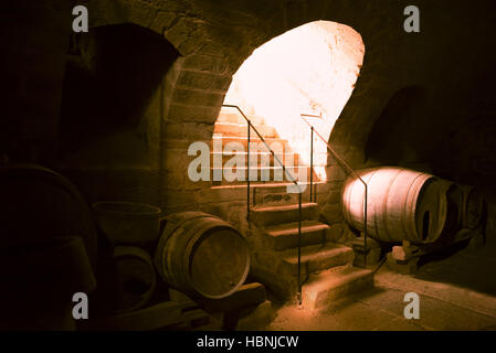 I barili di legno in una cantina di vini Foto Stock