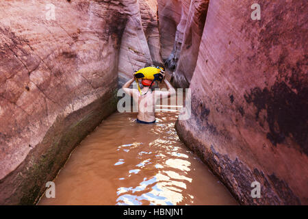 Escursione nello slot canyon Foto Stock