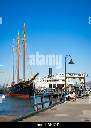 Il C.A. Thayer, un 1895 goletta di legname su Hyde Street Pier in San Francisco Maritime National Historical Park in San Francisco Foto Stock