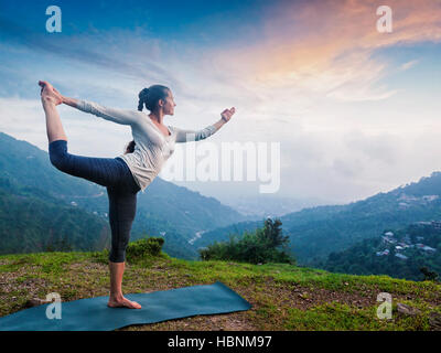 Donna fare yoga asana Natarajasana all'aperto a cascata Foto Stock