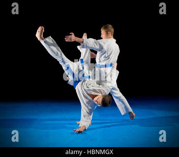 Bambini arti marziali fighters isolato Foto Stock