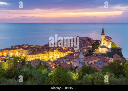 Romantico tramonto colorato sulla pittoresca città vecchia di pirano, Slovenia. Foto Stock