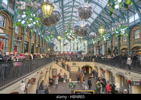 Decorazioni di Natale, Covent Garden di Londra Foto Stock
