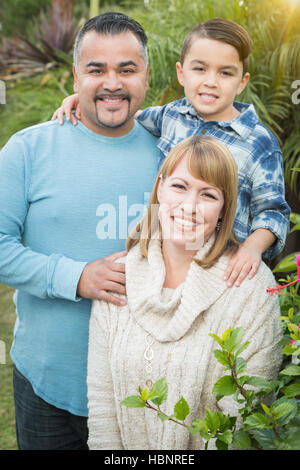 Felice razza mista Ritratto di famiglia all'esterno. Foto Stock