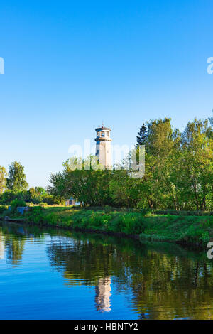 Vecchio faro sul fiume Foto Stock