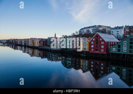 Legname di storici edifici di Trondheim, Norvegia. Molti degli edifici sono in procinto di essere ristrutturato e messo ot altri usi per nuovi businesse Foto Stock