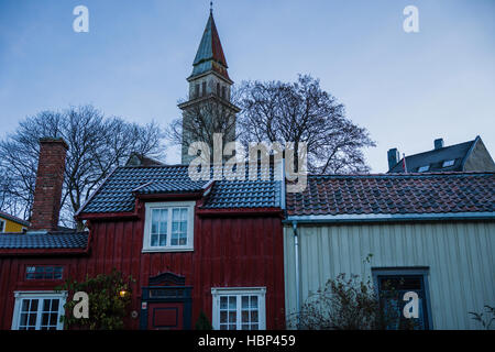 Legname di storici edifici di Trondheim, Norvegia. Molti degli edifici sono in procinto di essere ristrutturato e messo ot altri usi per nuovi businesse Foto Stock