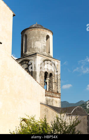 Un vecchio campanile di una chiesa in Costiera Amalfitana Foto Stock