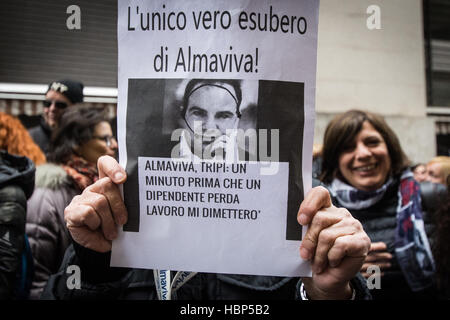 Roma, Italia. 06 Dic, 2016. Protesta dei lavoratori di Almaviva sul ministero dello Sviluppo Economico (Mise) contro il licenziamento dei lavoratori almaviva. Credito: Andrea Ronchini/Pacific Press/Alamy Live News Foto Stock