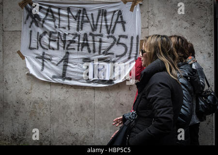 Roma, Italia. 06 Dic, 2016. Protesta dei lavoratori di Almaviva sul ministero dello Sviluppo Economico (Mise) contro il licenziamento dei lavoratori almaviva. Credito: Andrea Ronchini/Pacific Press/Alamy Live News Foto Stock