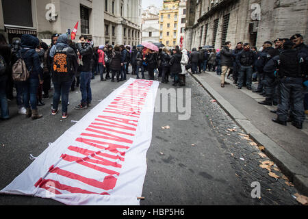 Roma, Italia. 06 Dic, 2016. Protesta dei lavoratori di Almaviva sul ministero dello Sviluppo Economico (Mise) contro il licenziamento dei lavoratori almaviva. Credito: Andrea Ronchini/Pacific Press/Alamy Live News Foto Stock