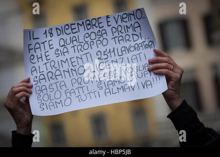 Roma, Italia. 06 Dic, 2016. Protesta dei lavoratori di Almaviva sul ministero dello Sviluppo Economico (Mise) contro il licenziamento dei lavoratori almaviva. Credito: Andrea Ronchini/Pacific Press/Alamy Live News Foto Stock