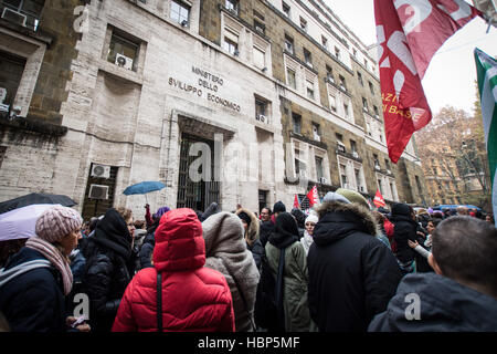 Roma, Italia. 06 Dic, 2016. Protesta dei lavoratori di Almaviva sul ministero dello Sviluppo Economico (Mise) contro il licenziamento dei lavoratori almaviva. Credito: Andrea Ronchini/Pacific Press/Alamy Live News Foto Stock