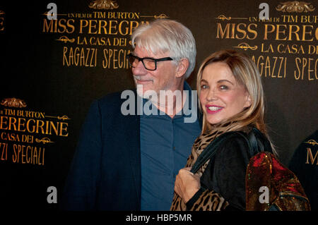 Roma, Italia. 06 Dic, 2016. Ricky Tognazzi e Simona Izzo passeggiate il tappeto rosso per Tim Burton 'Miss Peregrine's Home per bambini peculiare'. Credito: Andrea Bracaglia/Pacific Press/Alamy Live News Foto Stock