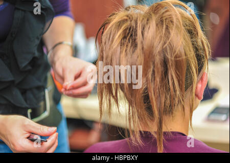 Parrucchiere applicazione di gel per capelli Foto Stock