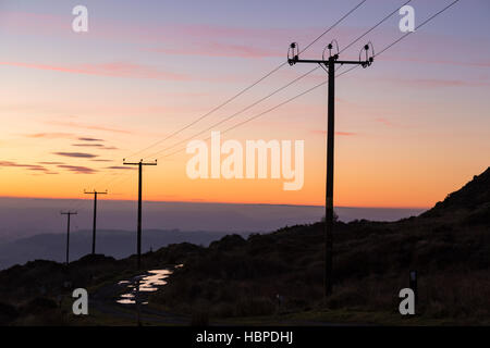 Tramonto su piloni di elettricità, England, Regno Unito Foto Stock