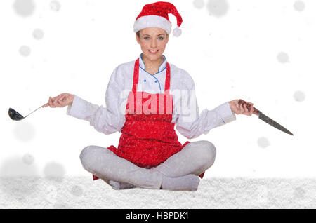 Cuocere in Santa hat, yoga, coltelli e neve Foto Stock