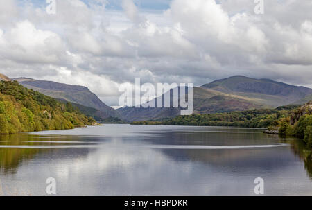 Llyn Padarn Lake nei pressi del villaggio di Llanberis e le lontane Snowdon massiccio, Parco Nazionale di Snowdonia, Gwynedd, Galles del Nord, Regno Unito Foto Stock