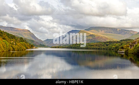 Llyn Padarn Lake nei pressi del villaggio di Llanberis e le lontane Snowdon massiccio, Parco Nazionale di Snowdonia, Gwynedd, Galles del Nord, Regno Unito Foto Stock